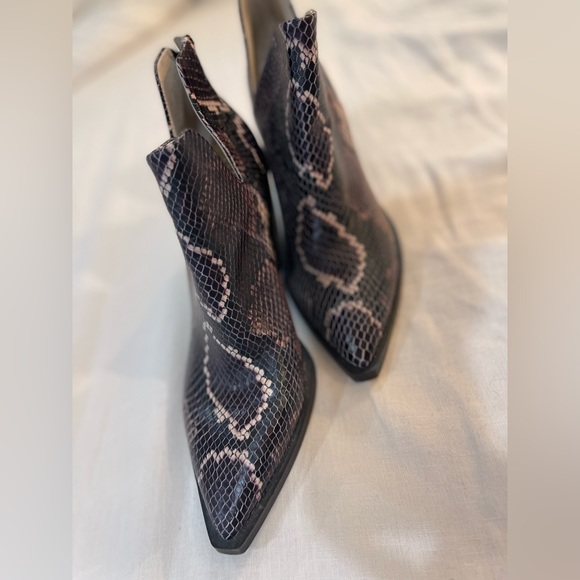 Once Camuto snakeskin booties, 8 - Picture 4 of 4